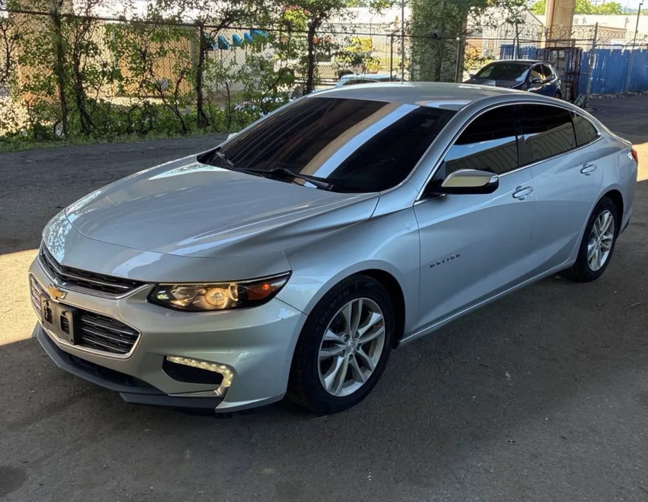 Used 2017 Chevrolet Malibu LT FWD image 1