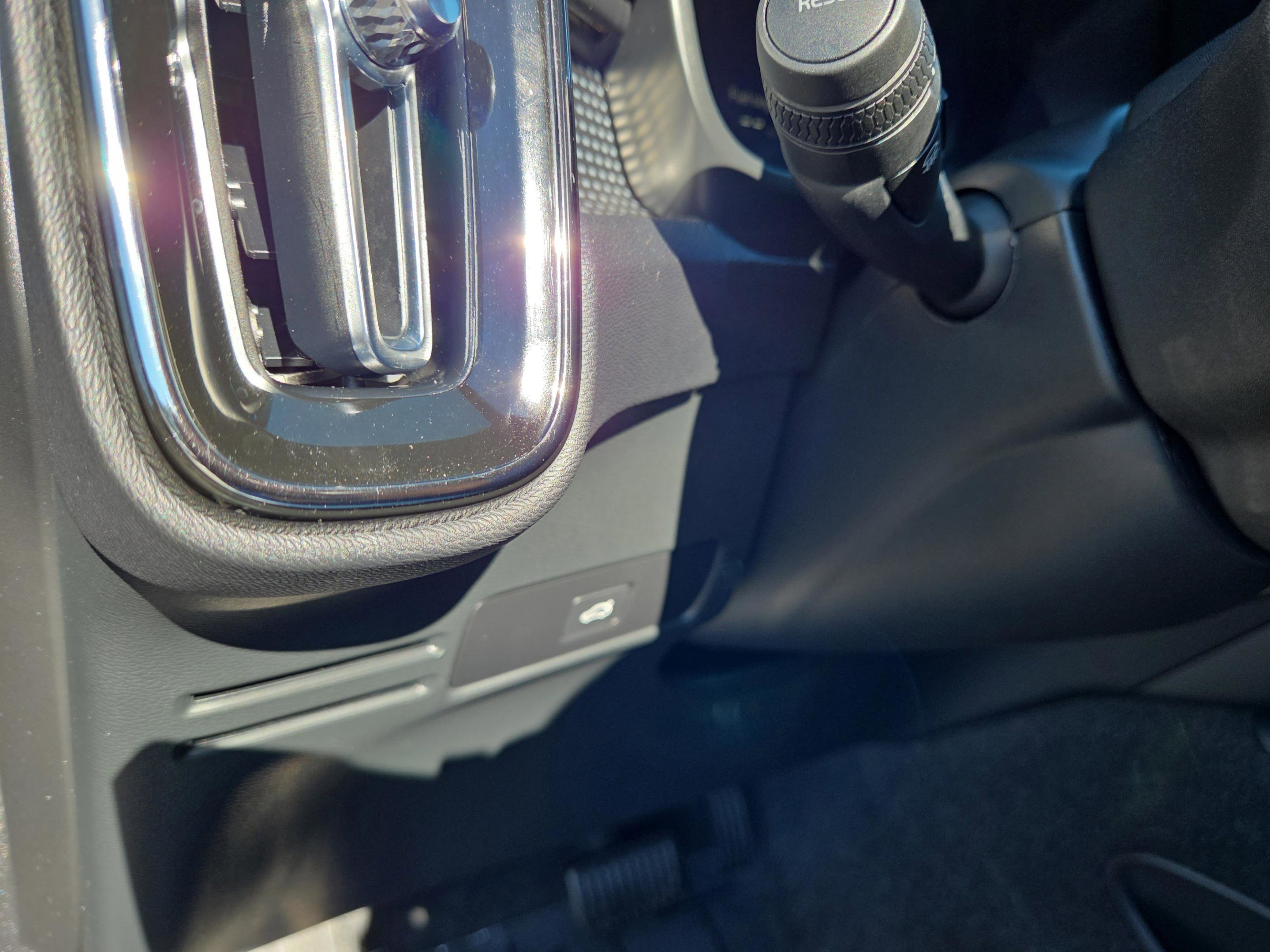 Used 2025 Volvo XC40 B5 Plus image 23