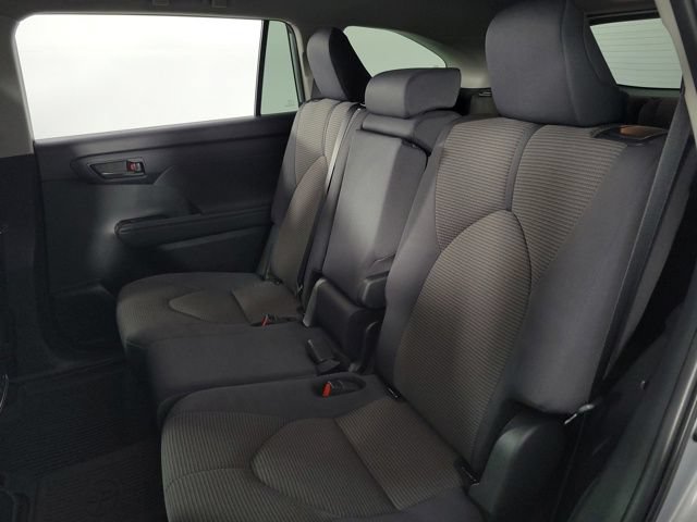Used 2024 Toyota Highlander LE FWD image 18