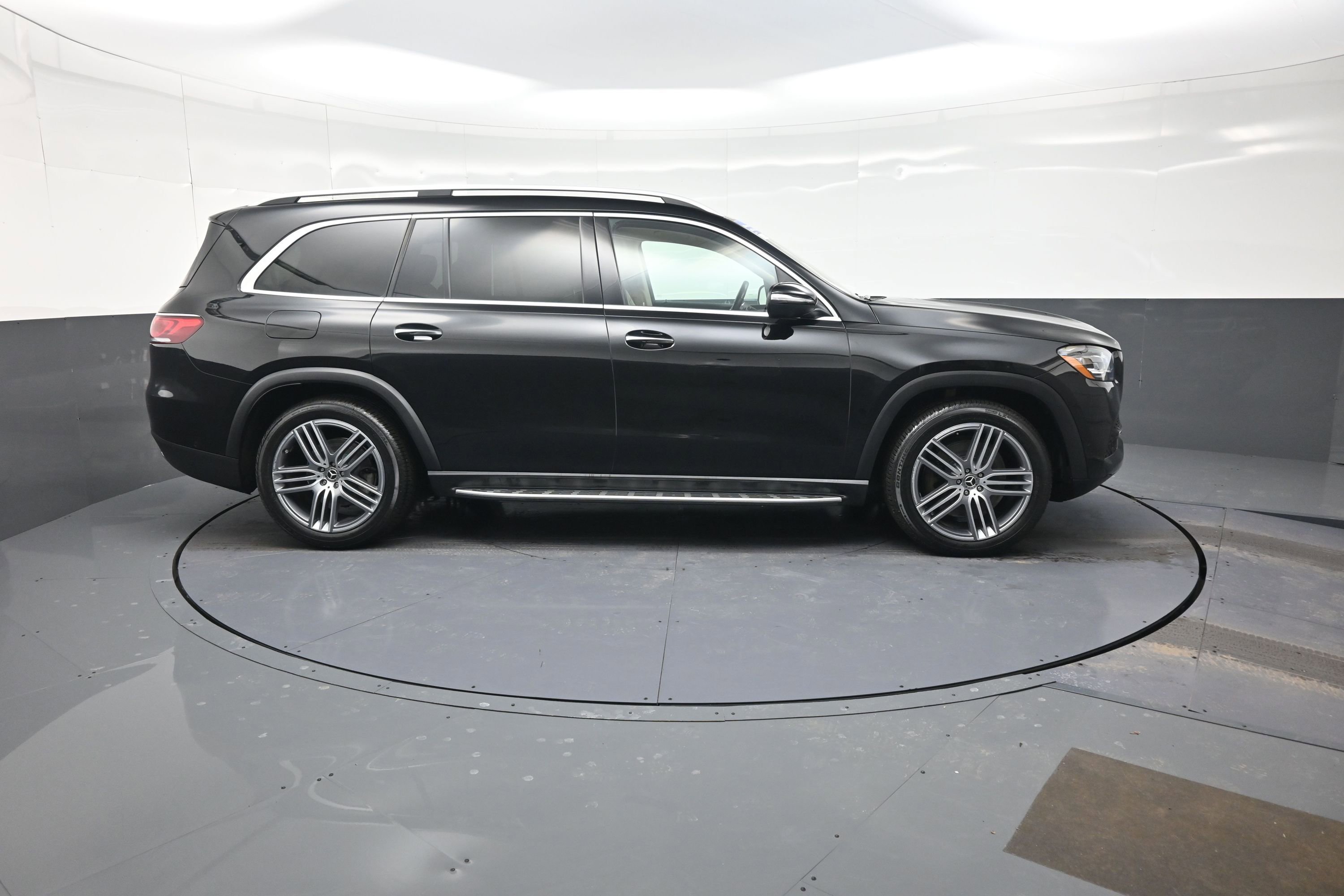 Used 2021 Mercedes-Benz GLS 450 4MATIC image 2