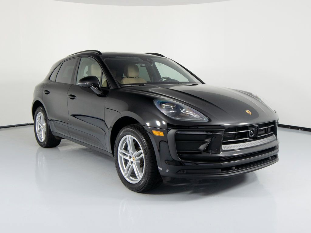 Certified 2025 Porsche Macan image 12
