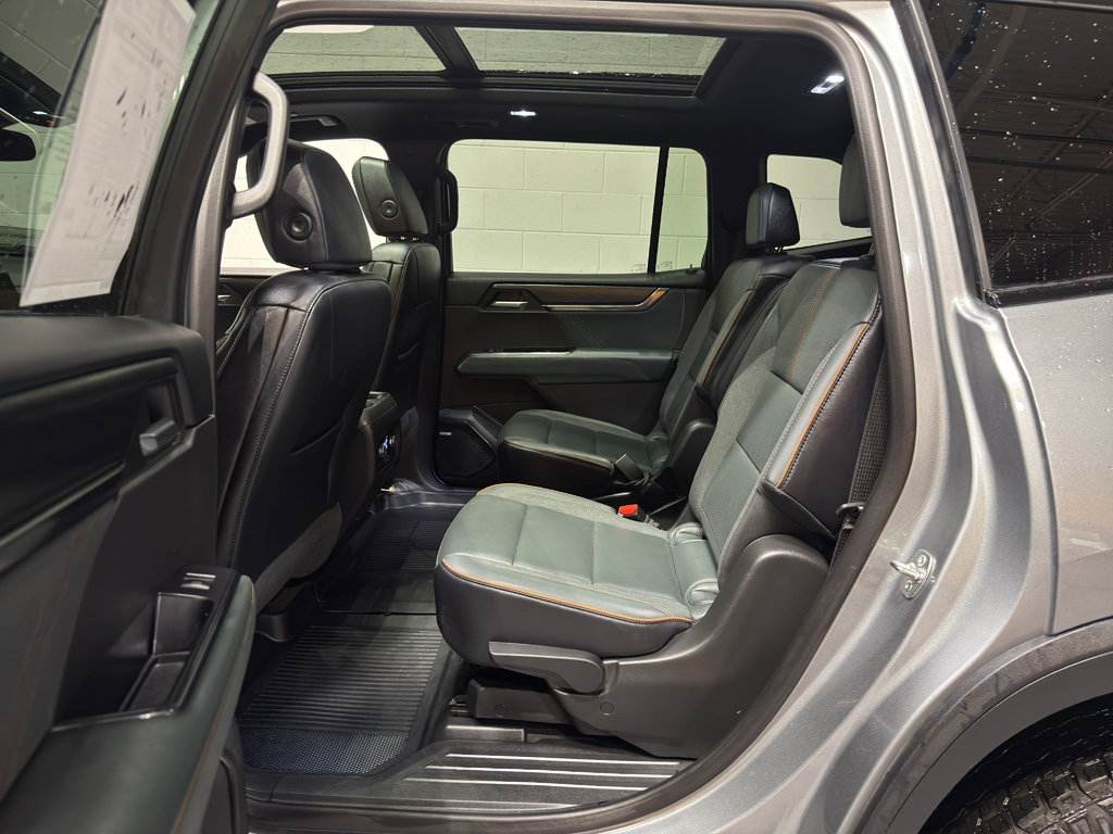 Used 2025 GMC Acadia AT4 w/ Luxury Package image 12