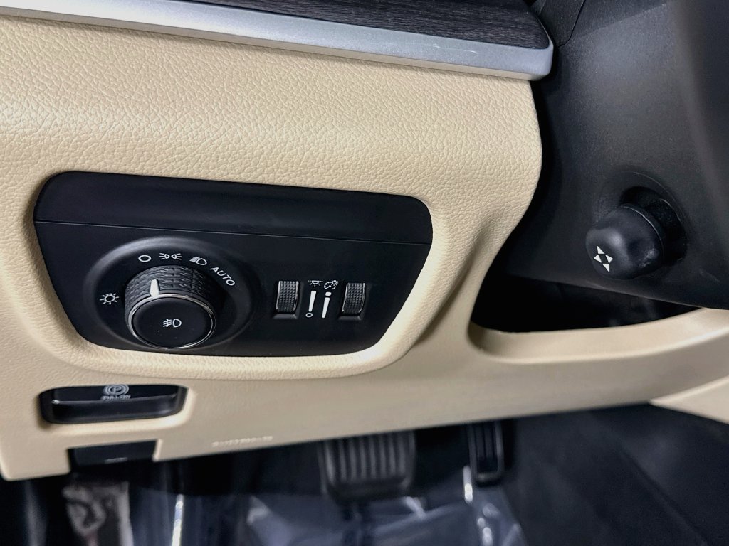 Used 2023 Jeep Grand Cherokee L Limited w/ Luxury Tech Group II AWD/4WD image 19