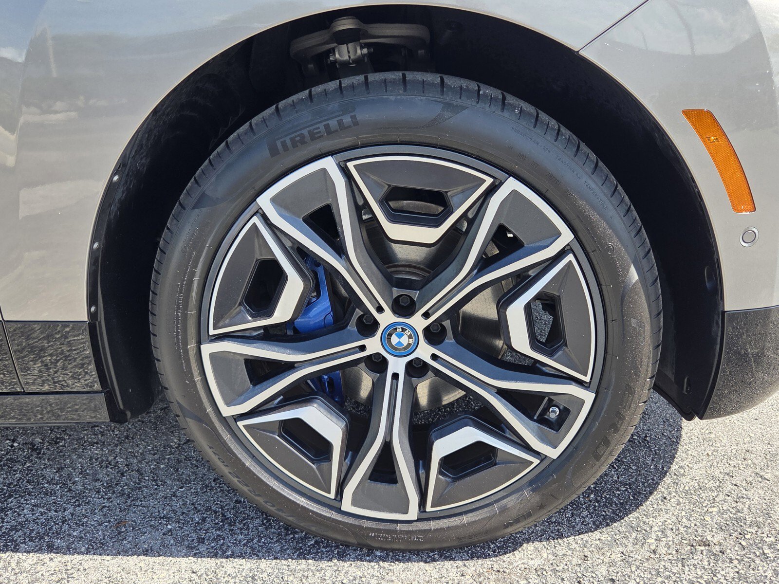 Used 2024 BMW iX xDrive50 w/ Premium Package AWD/4WD image 9