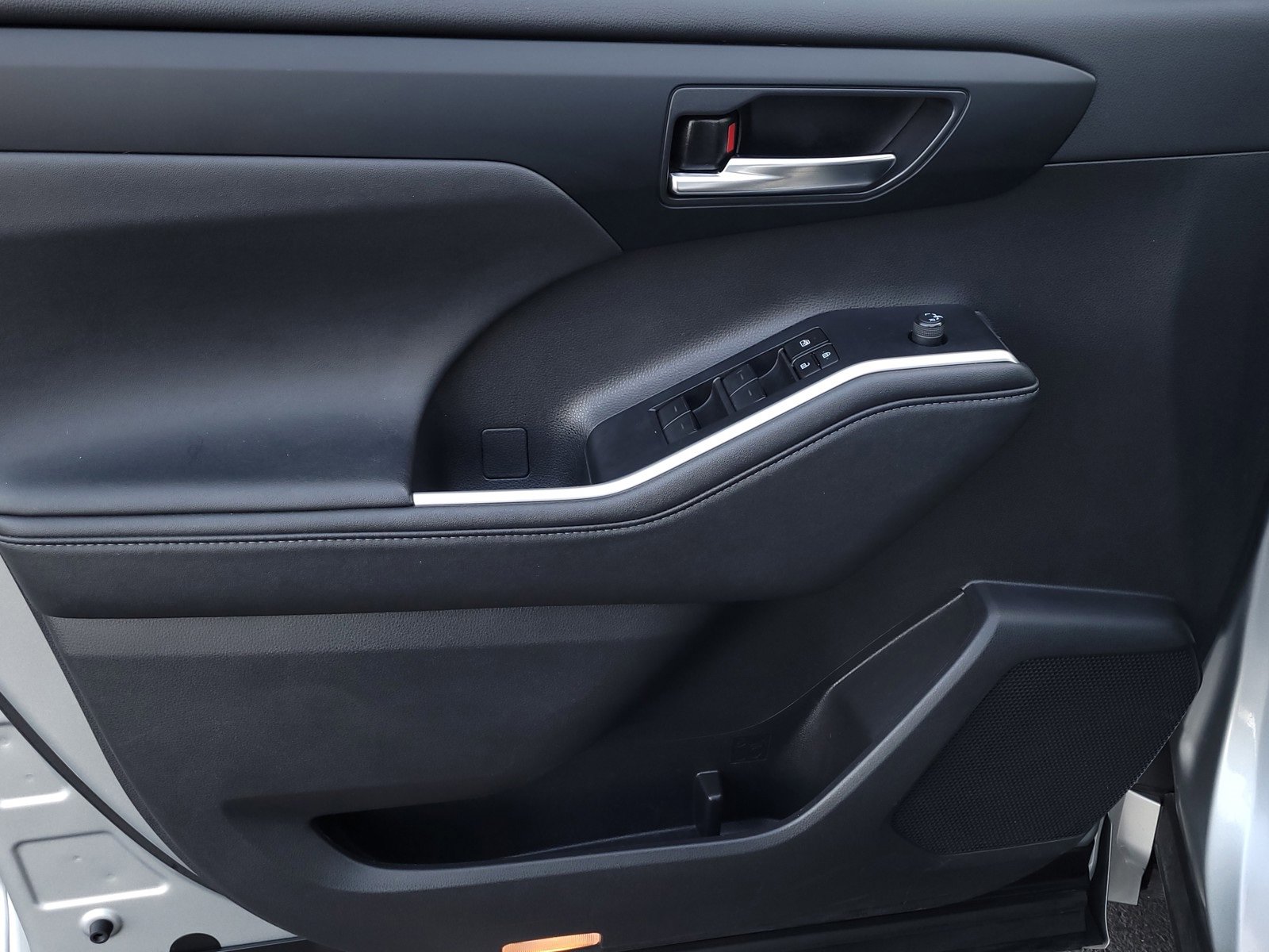 Certified 2024 Toyota Highlander XLE image 9