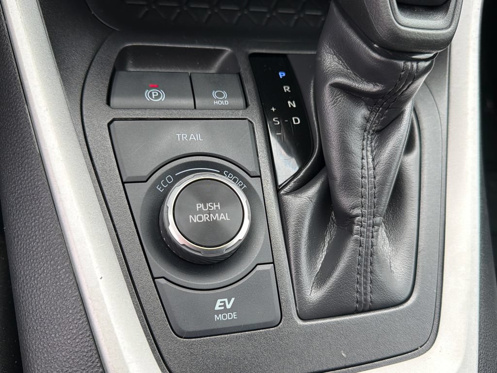 Used 2025 Toyota RAV4 XLE AWD/4WD image 31