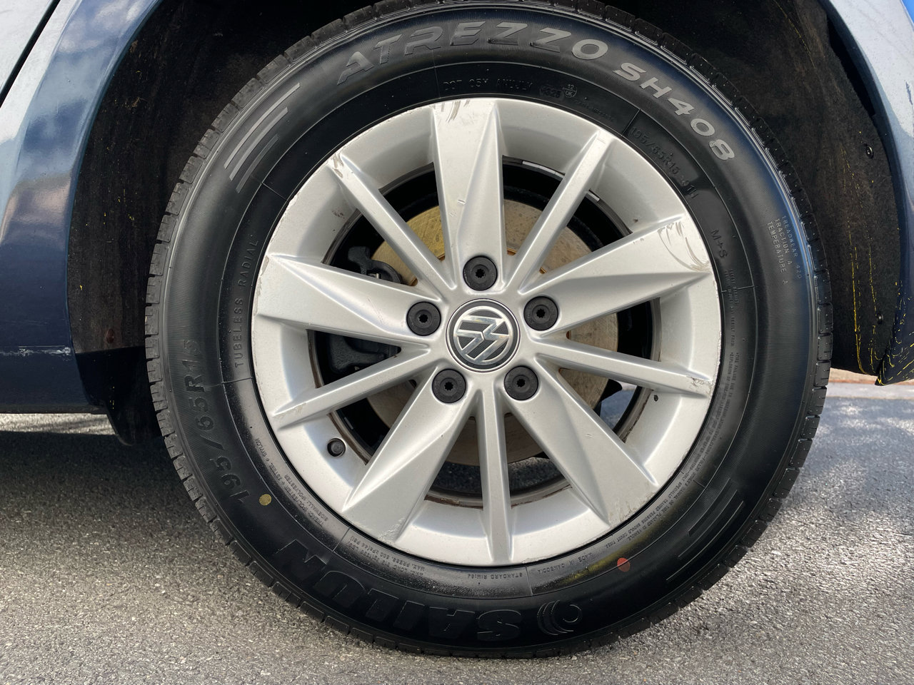 Used 2015 Volkswagen Golf S image 29