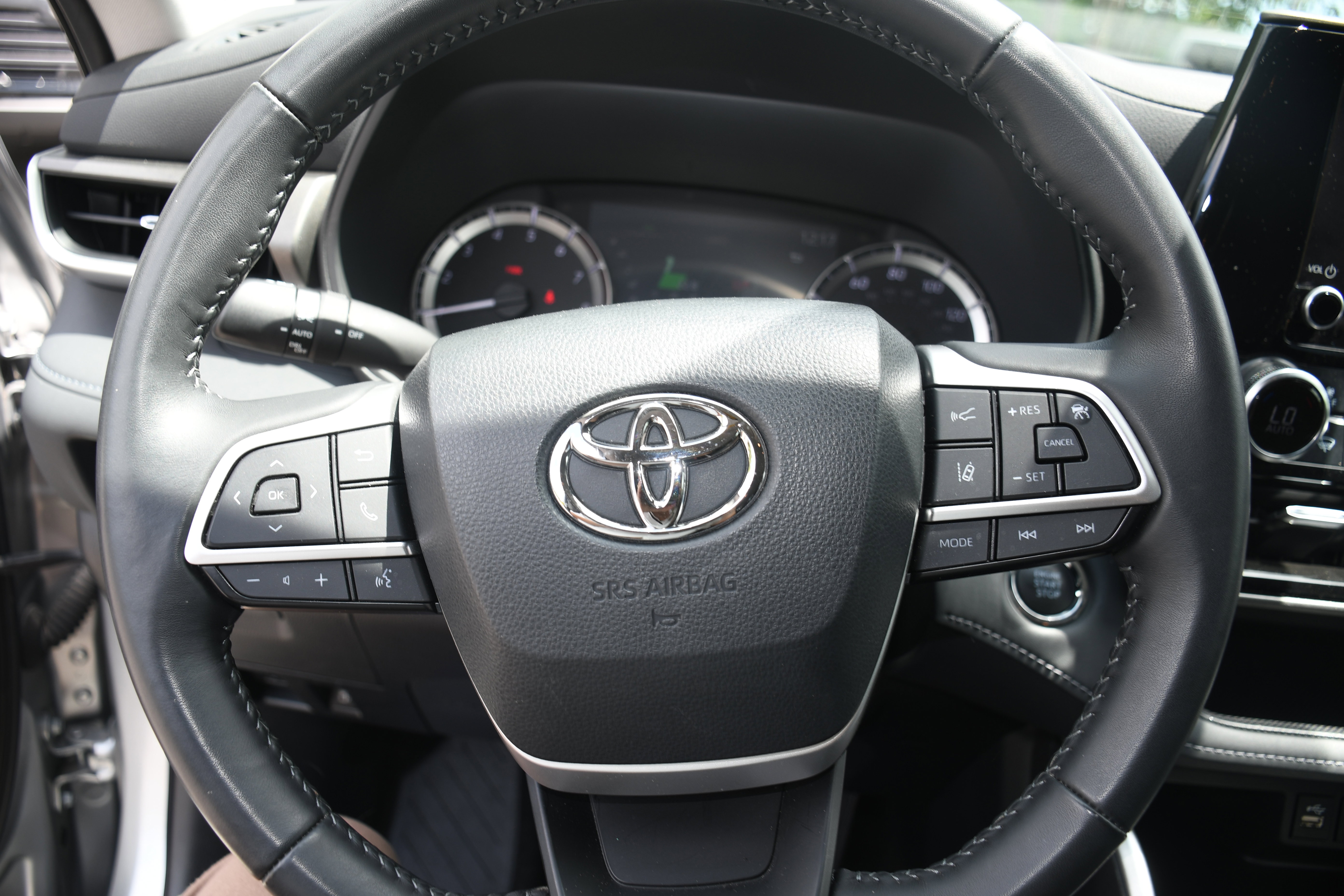 Used 2023 Toyota Highlander LE FWD image 12