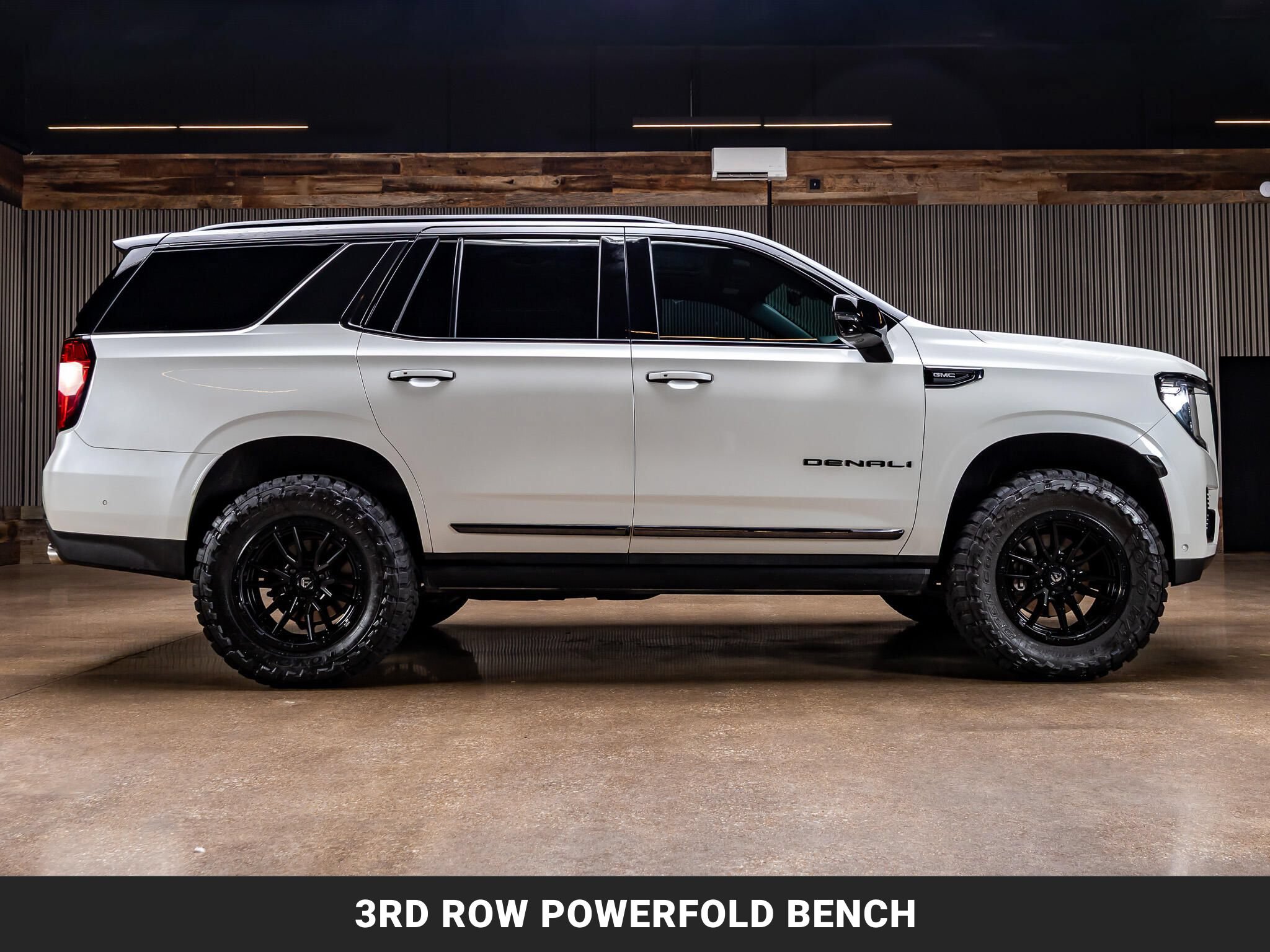 Used 2023 GMC Yukon Denali Ultimate AWD/4WD image 10