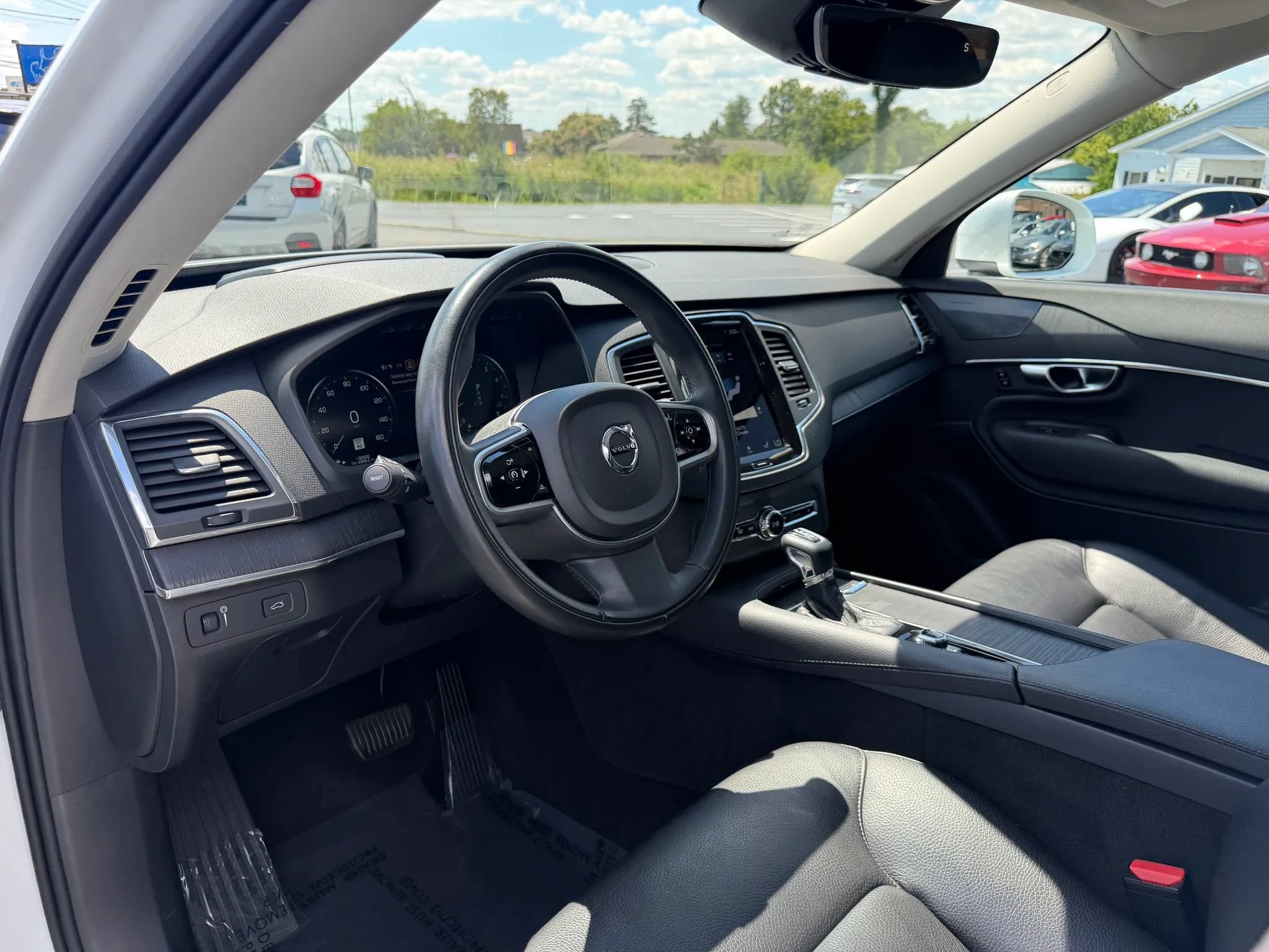 Used 2020 Volvo XC90 T6 Momentum w/ Protection Package AWD/4WD image 10