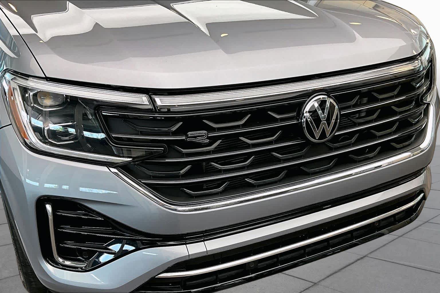 Used 2024 Volkswagen Atlas Cross Sport SEL R-Line AWD/4WD image 32
