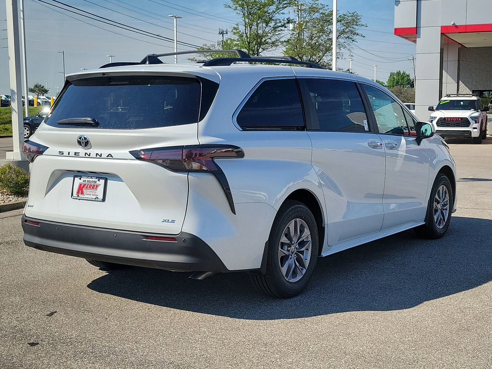 New 2026 Toyota Sienna XLE FWD image 4