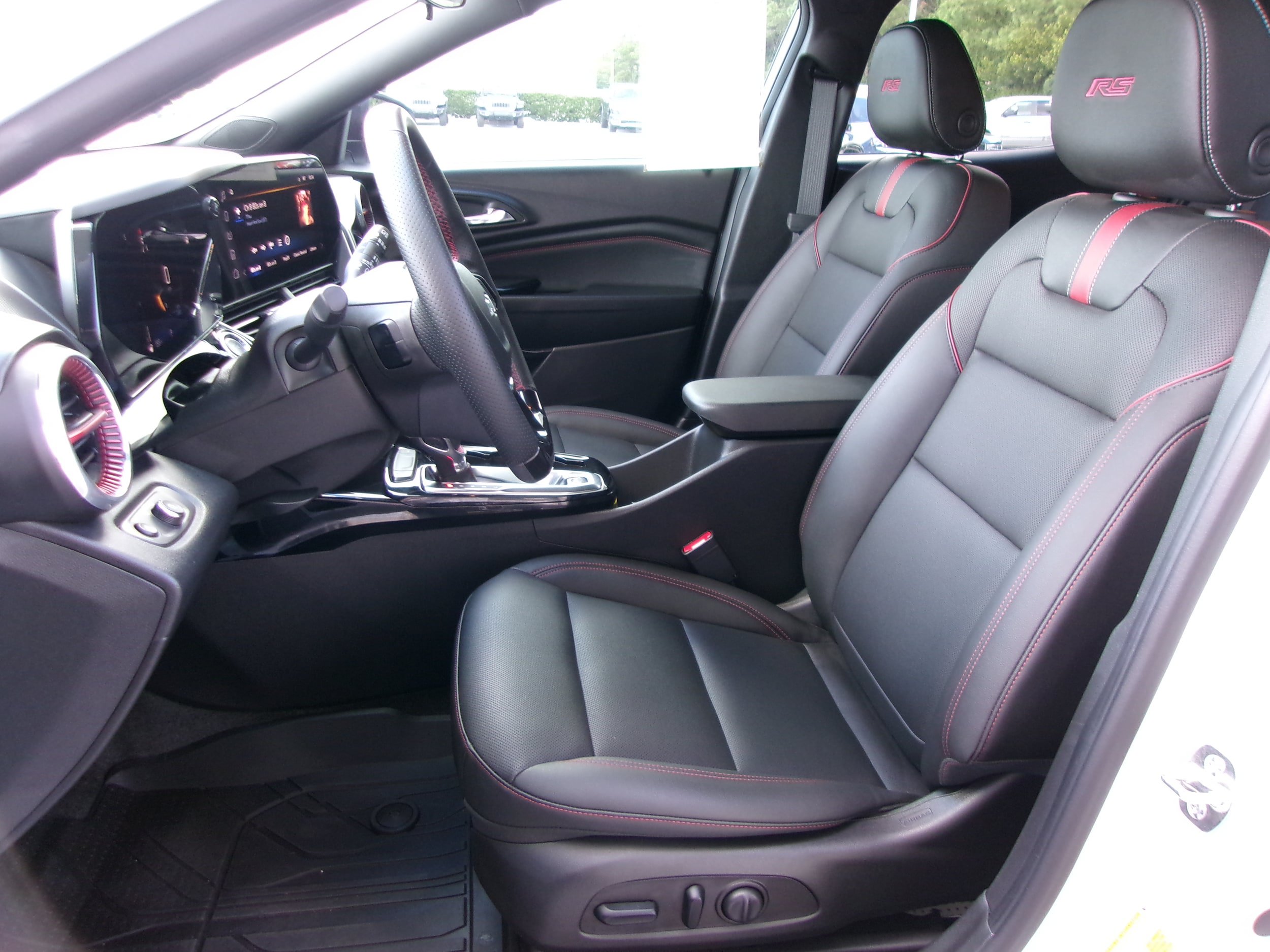 Used 2025 Chevrolet Trax RS FWD image 13