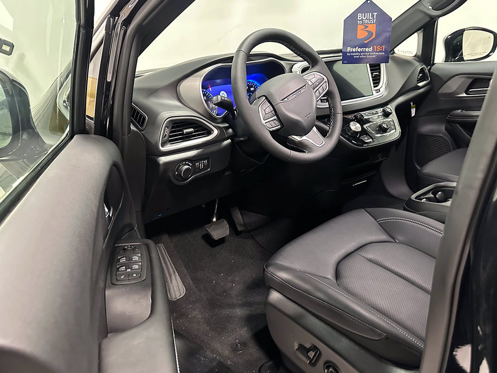 Used 2027 Chrysler Pacifica LX FWD image 20