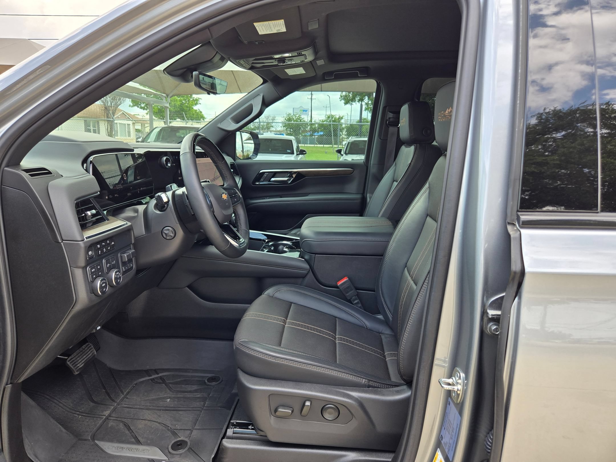 Certified 2025 Chevrolet Suburban High Country AWD/4WD image 9