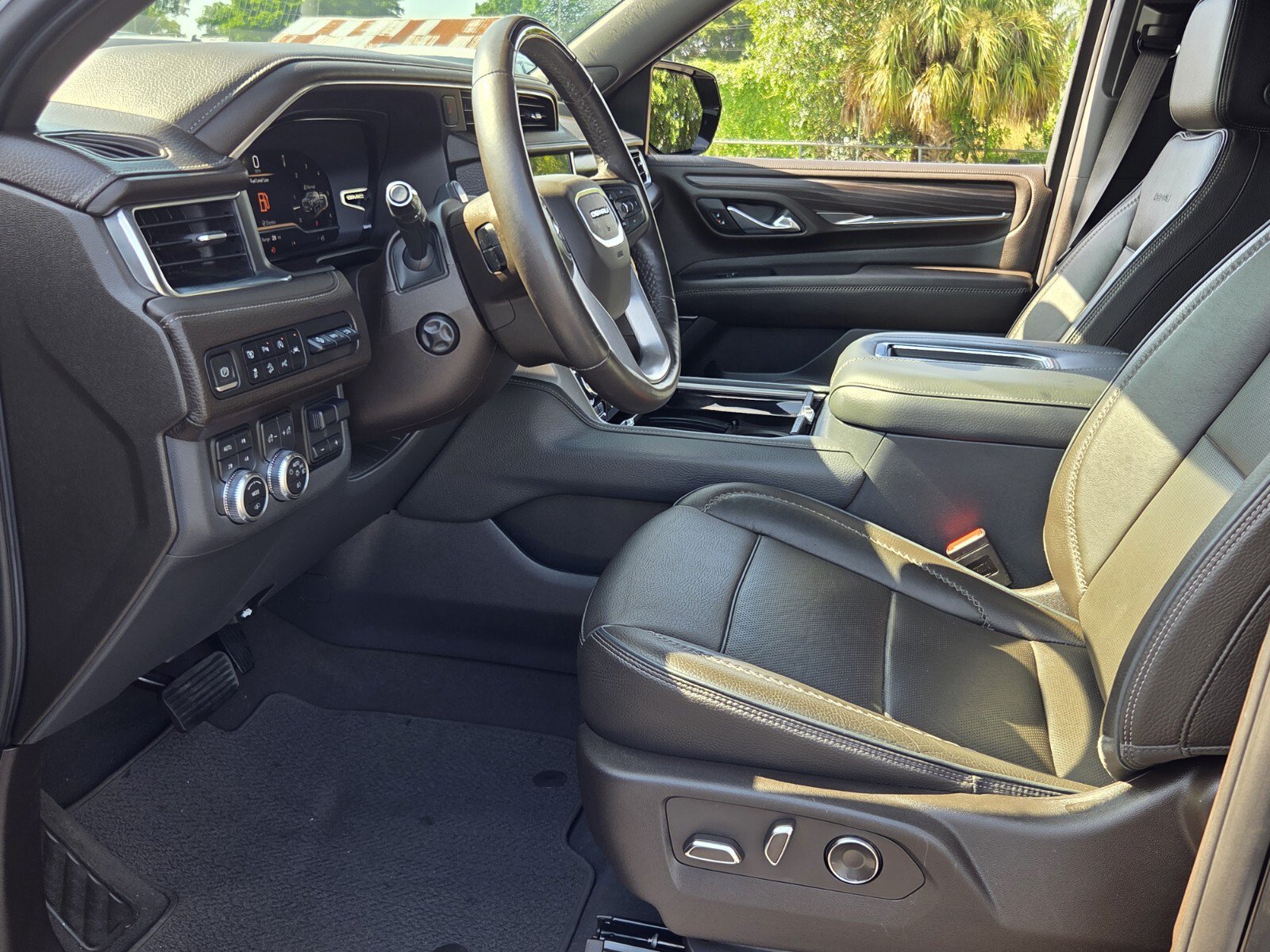 Certified 2023 GMC Yukon XL Denali w/ Denali Reserve Package AWD/4WD image 9