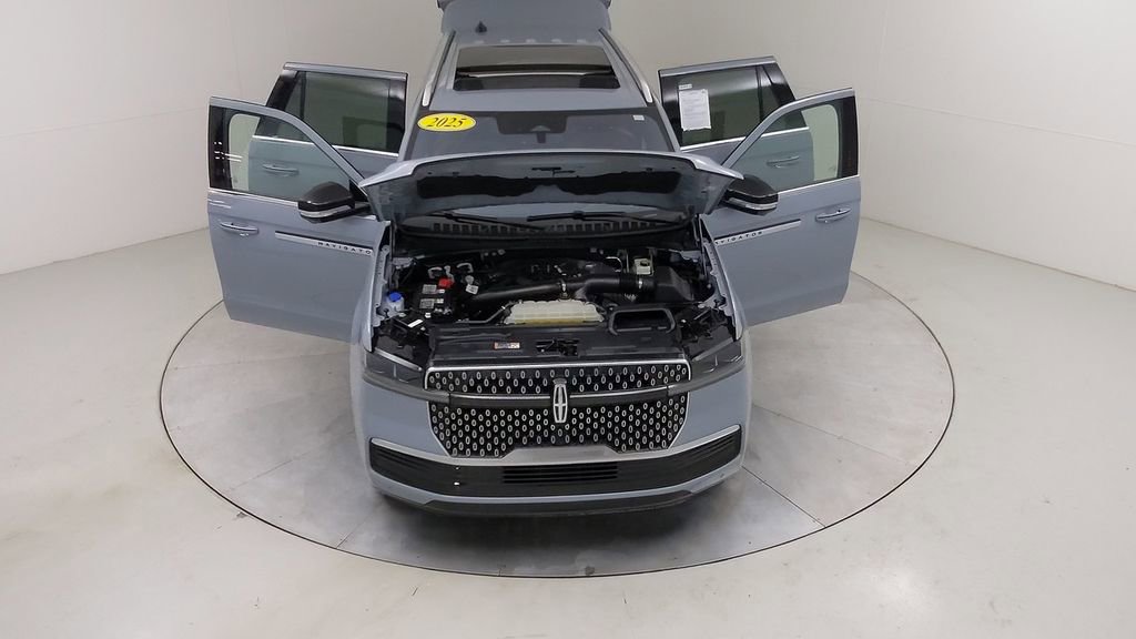 Used 2025 Lincoln Navigator Reserve image 50