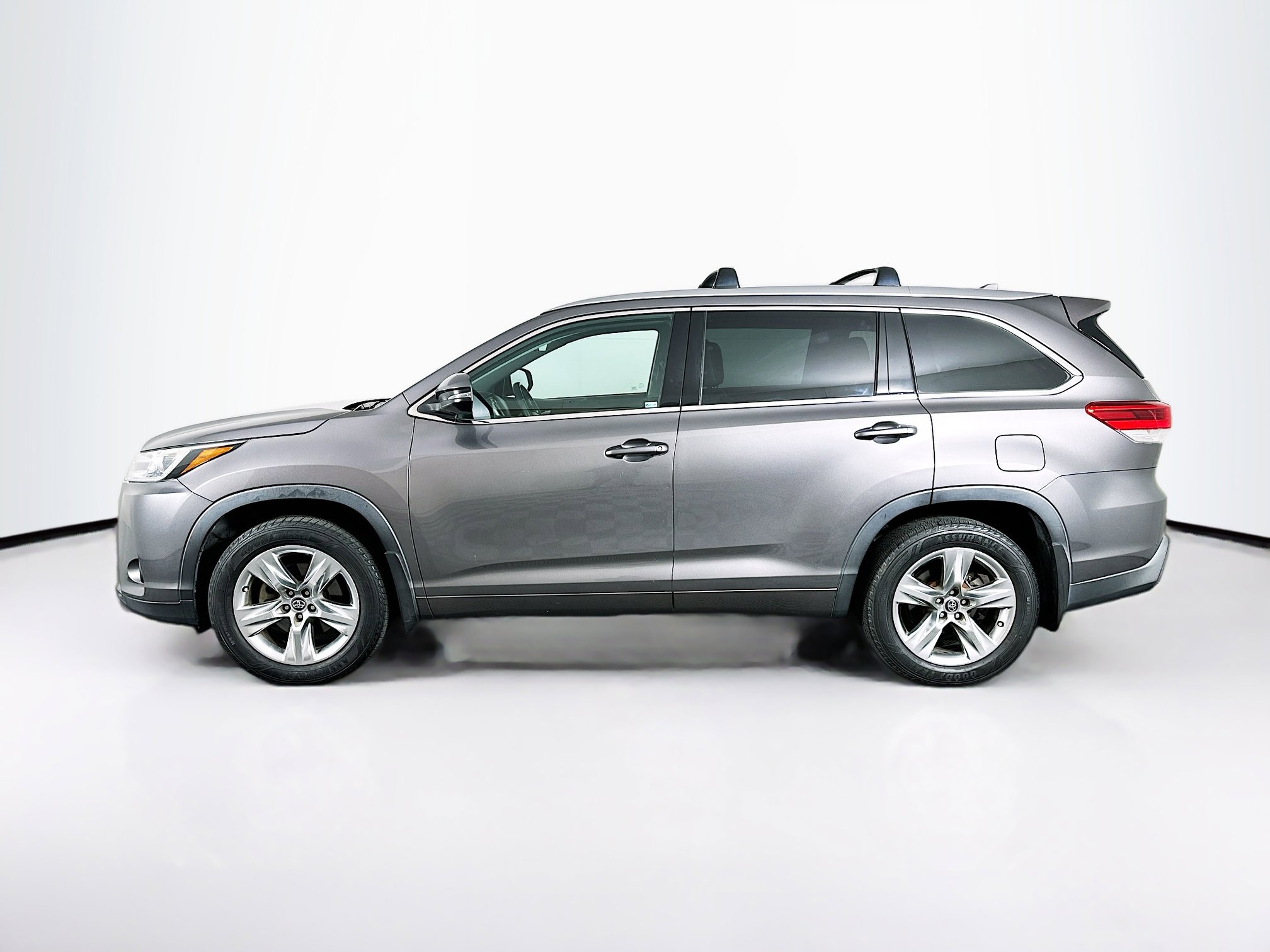 Used 2018 Toyota Highlander Limited w/ Carpet Mat Package (TMS) AWD/4WD image 4