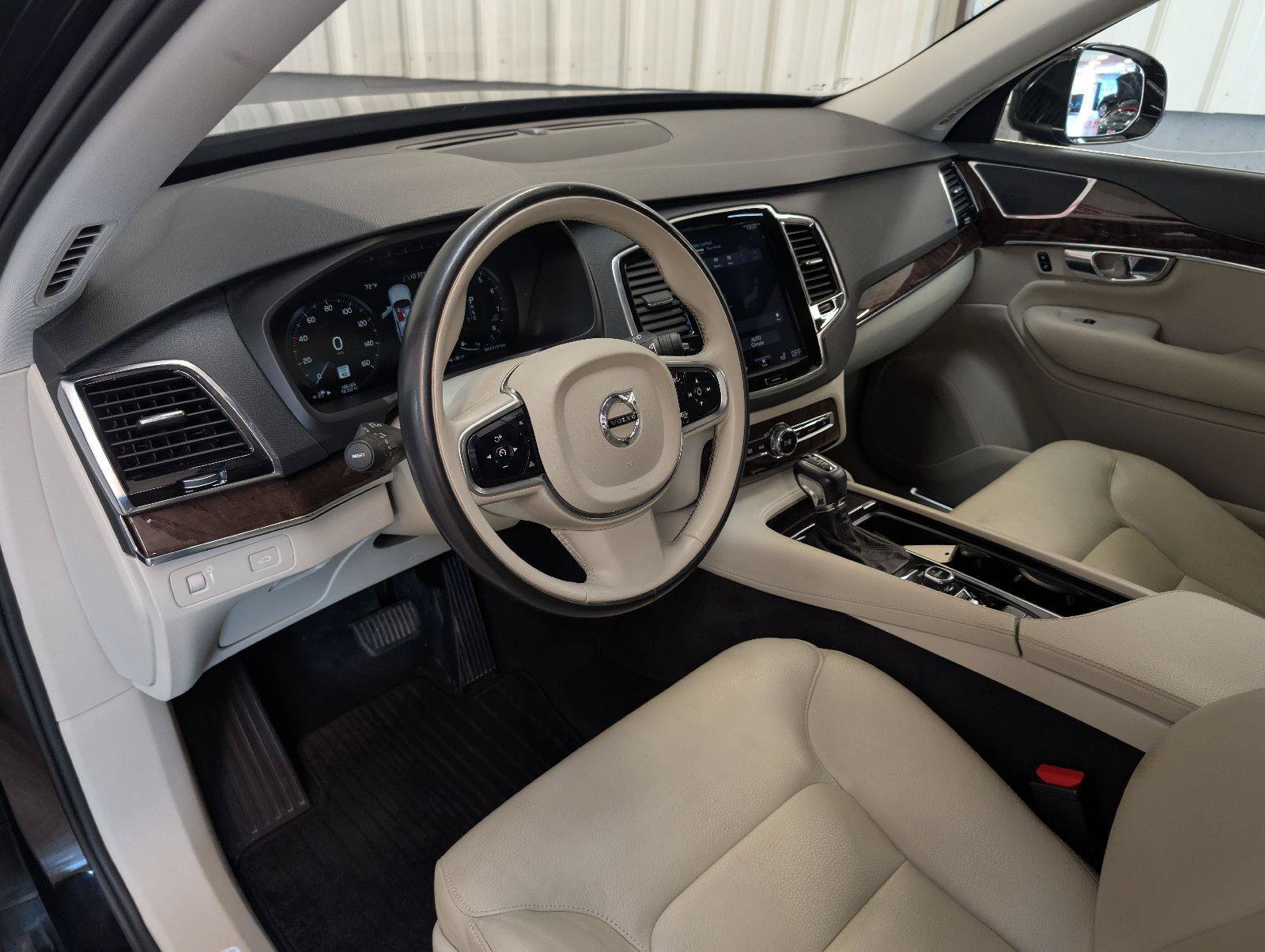 Used 2017 Volvo XC90 T6 Momentum w/ Vision Package AWD/4WD image 3