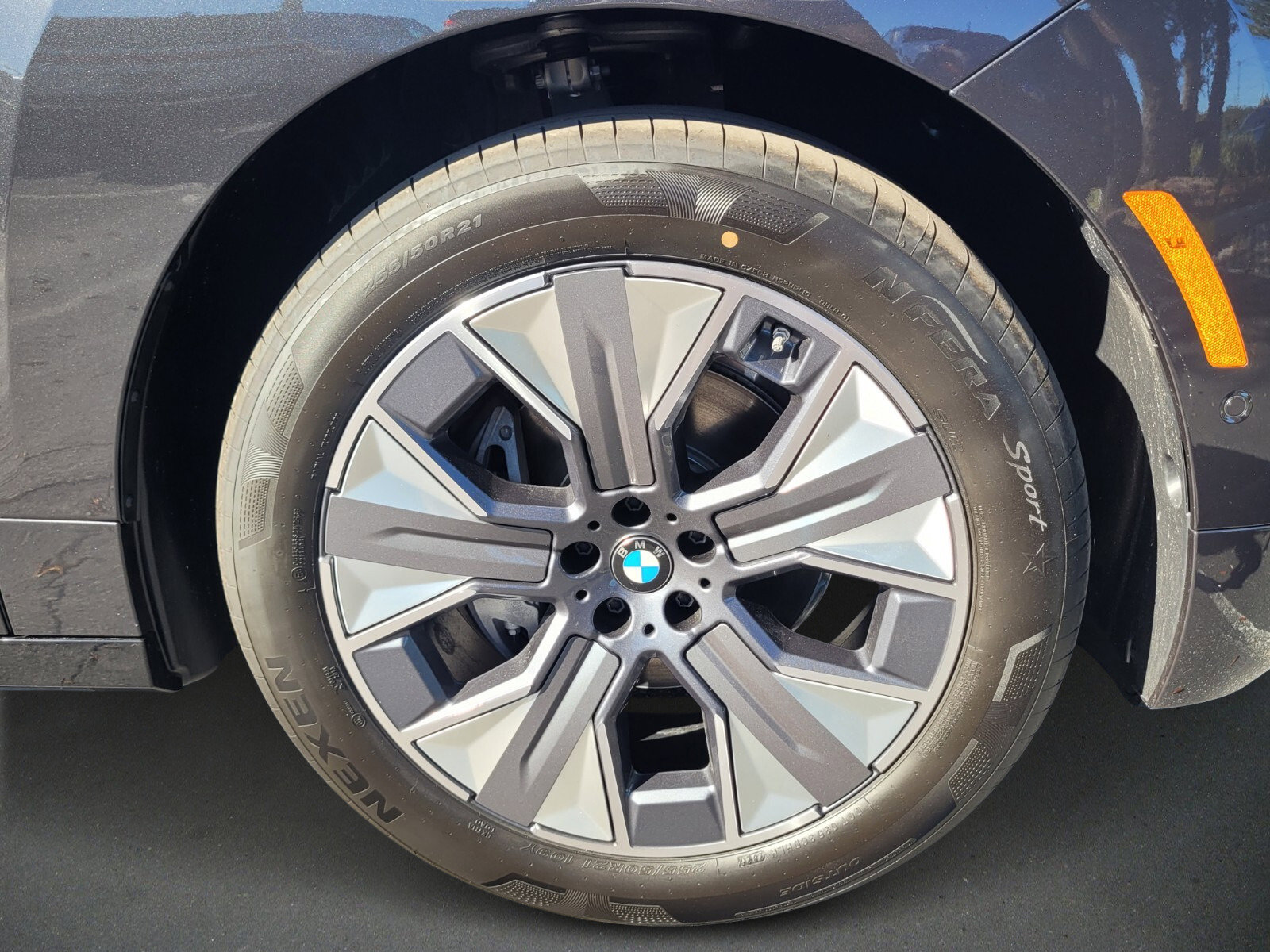 New 2026 BMW iX xDrive60 w/ Premium Package image 9