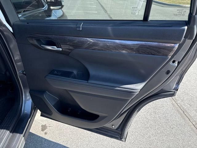 Used 2023 Toyota Highlander Limited image 16