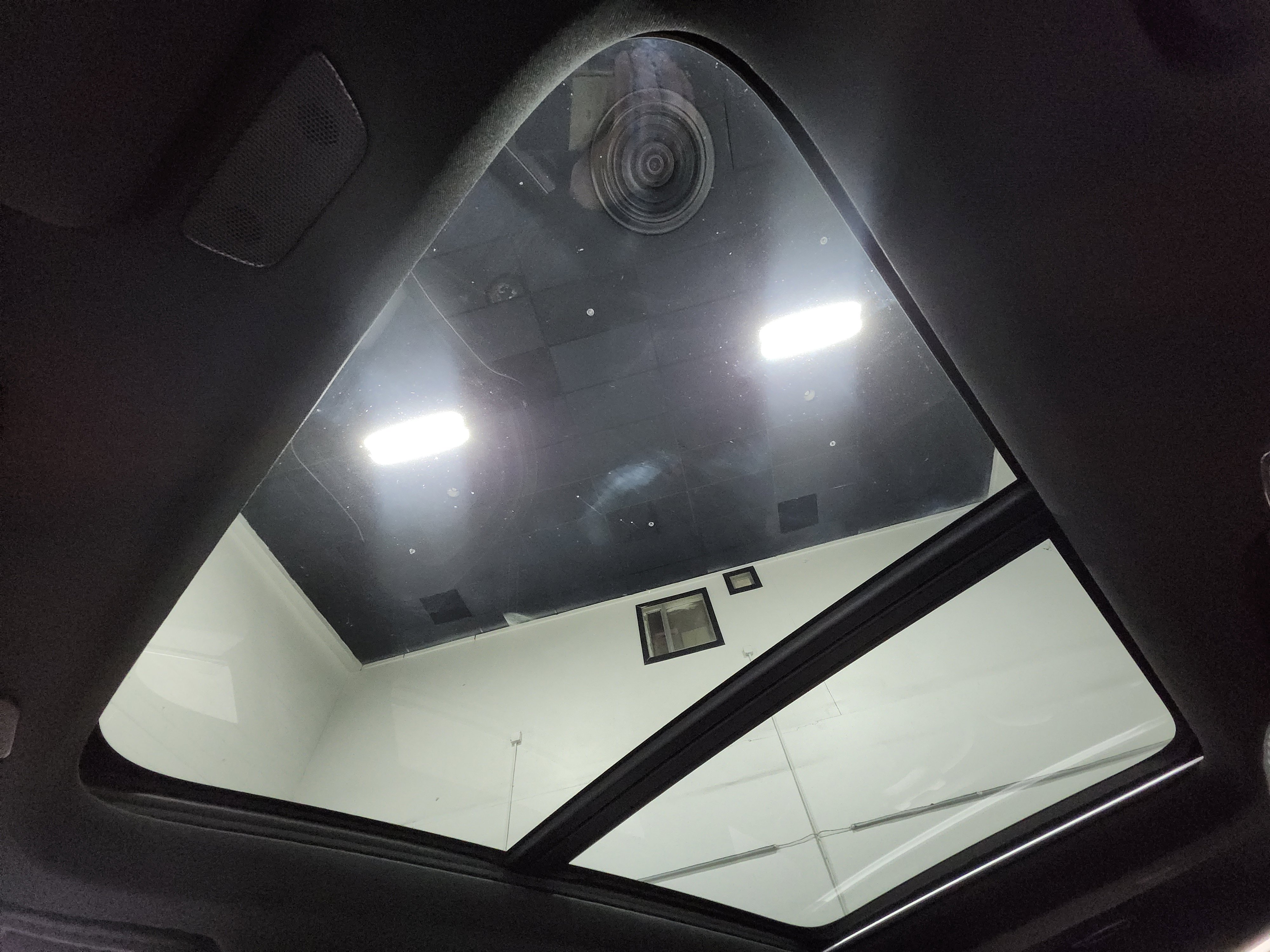 Used 2021 Volvo XC90 T8 R-Design w/ Advanced Package image 2