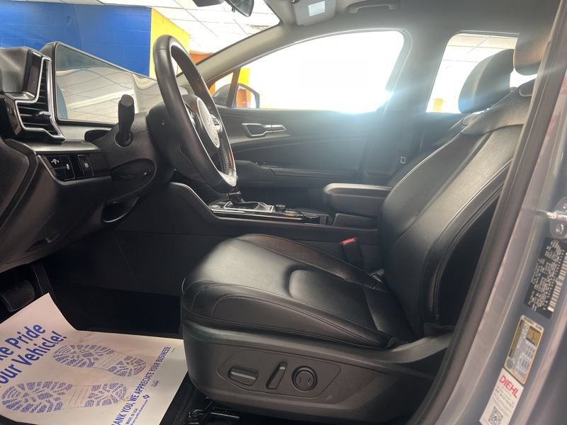 Used 2025 Kia Sportage EX FWD image 17