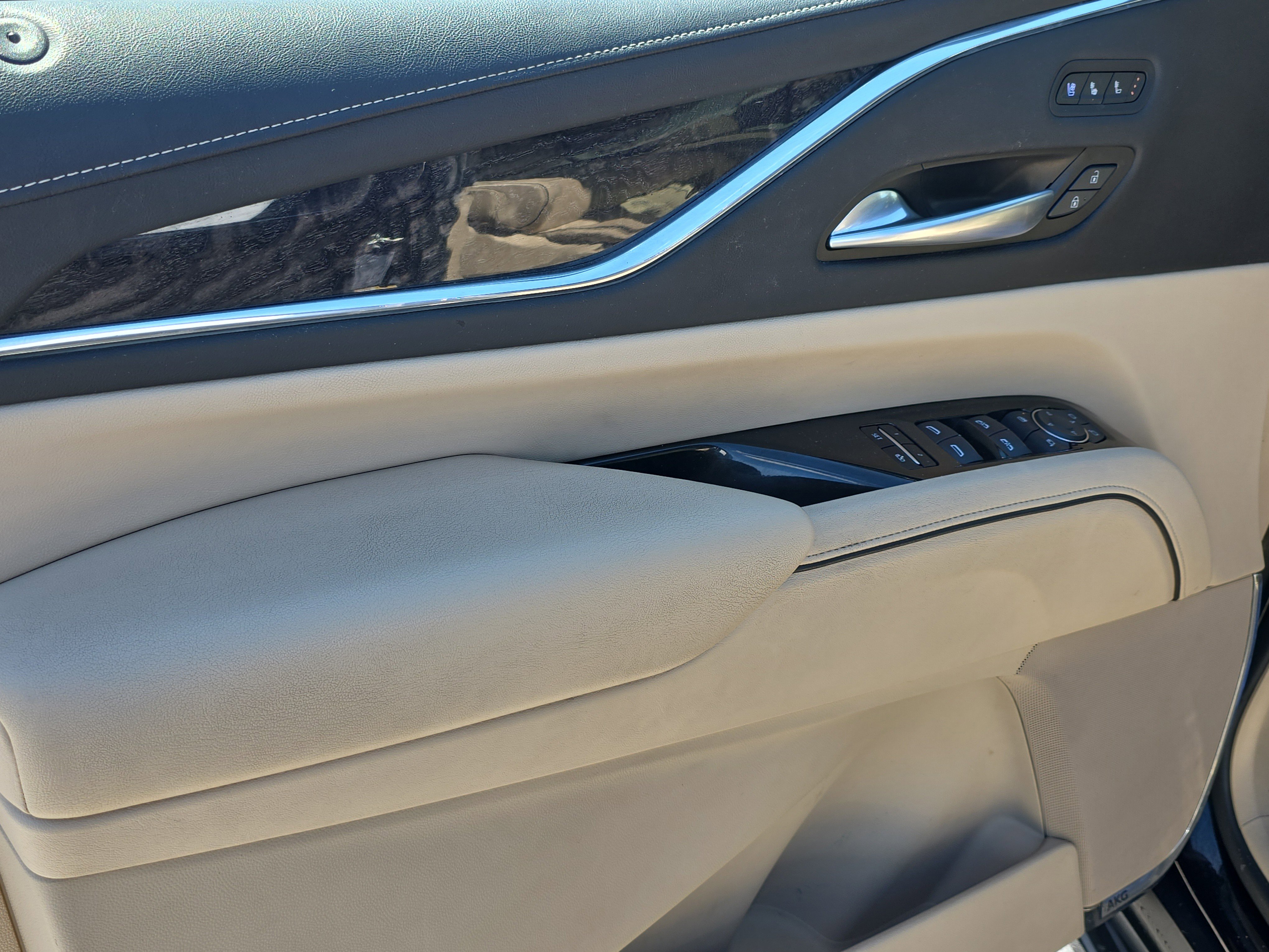 Used 2023 Cadillac Escalade Premium Luxury w/ Performance Package AWD/4WD image 22