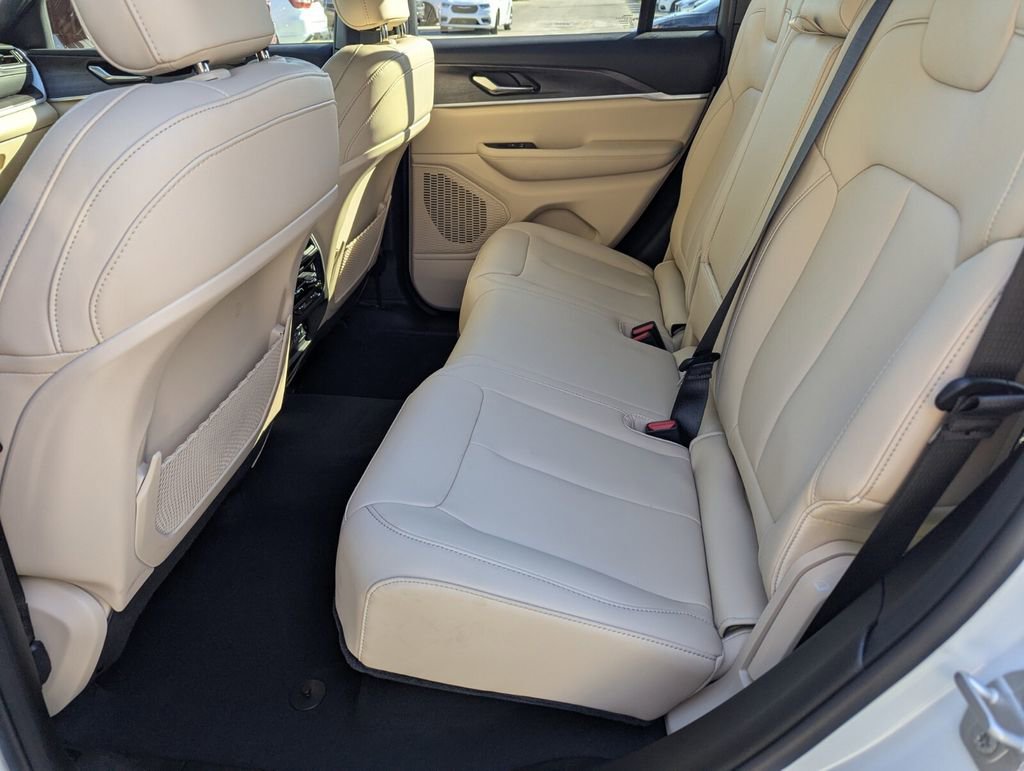 Used 2025 Jeep Grand Cherokee Limited image 18