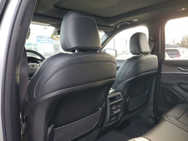 New 2025 Jeep Grand Cherokee Limited w/ Black Appearance Package image 13