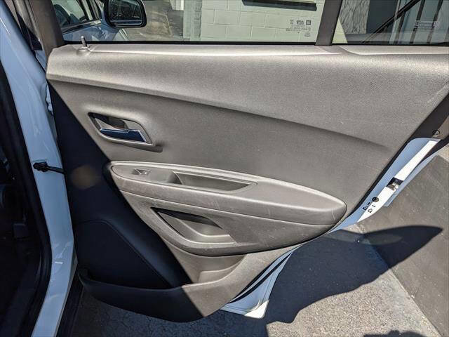 Used 2020 Chevrolet Trax LT w/ LT Convenience Package image 14