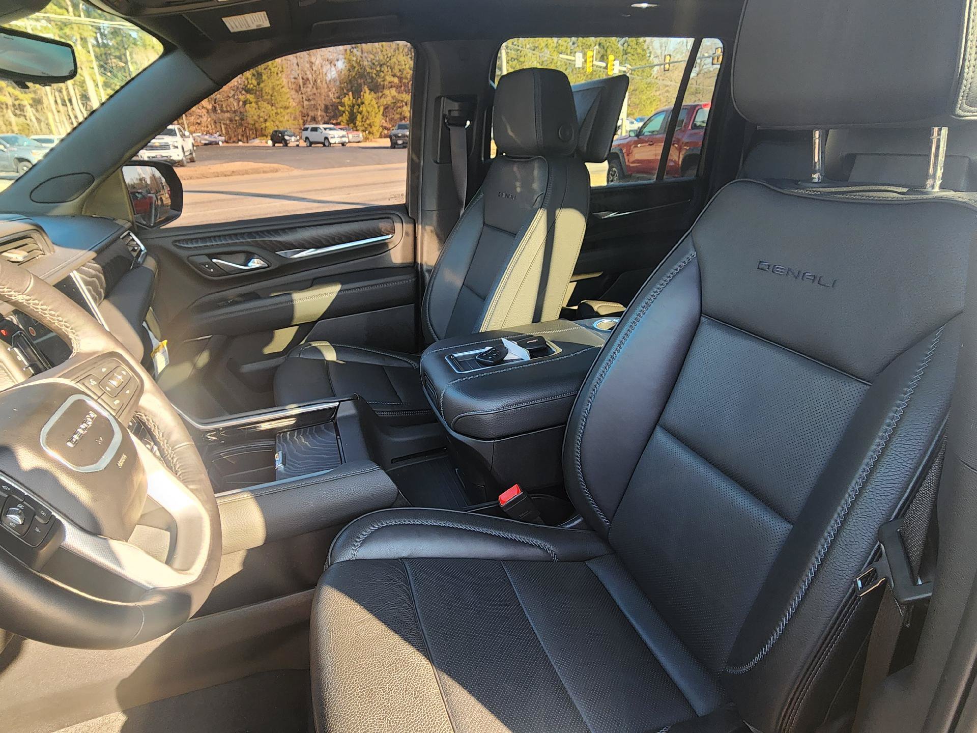 Used 2024 GMC Yukon XL Denali w/ Advanced Technology Package AWD/4WD image 9