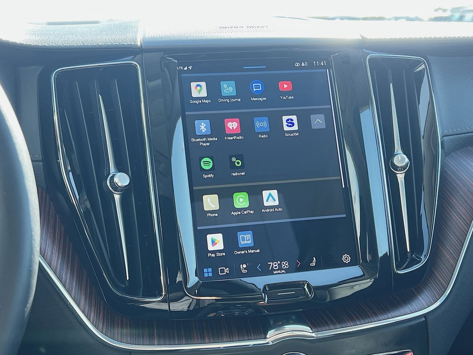 Certified 2023 Volvo XC60 B6 Ultimate w/ Climate Package image 18