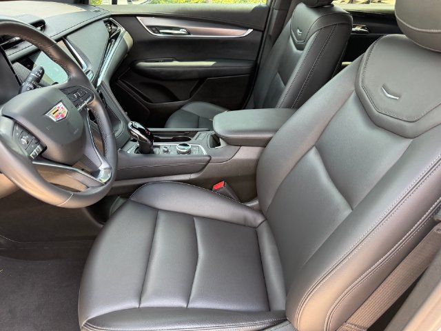 Used 2024 Cadillac XT6 Luxury w/ LPO, Floor Liner Package FWD image 10
