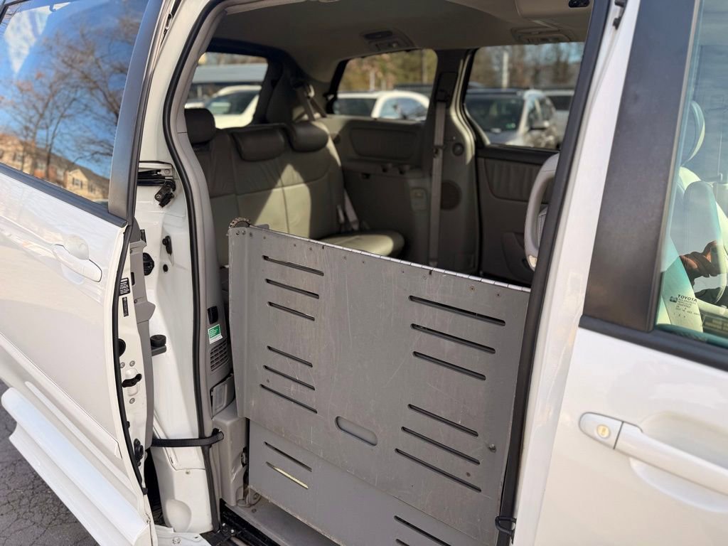 Used 2009 Toyota Sienna XLE image 16