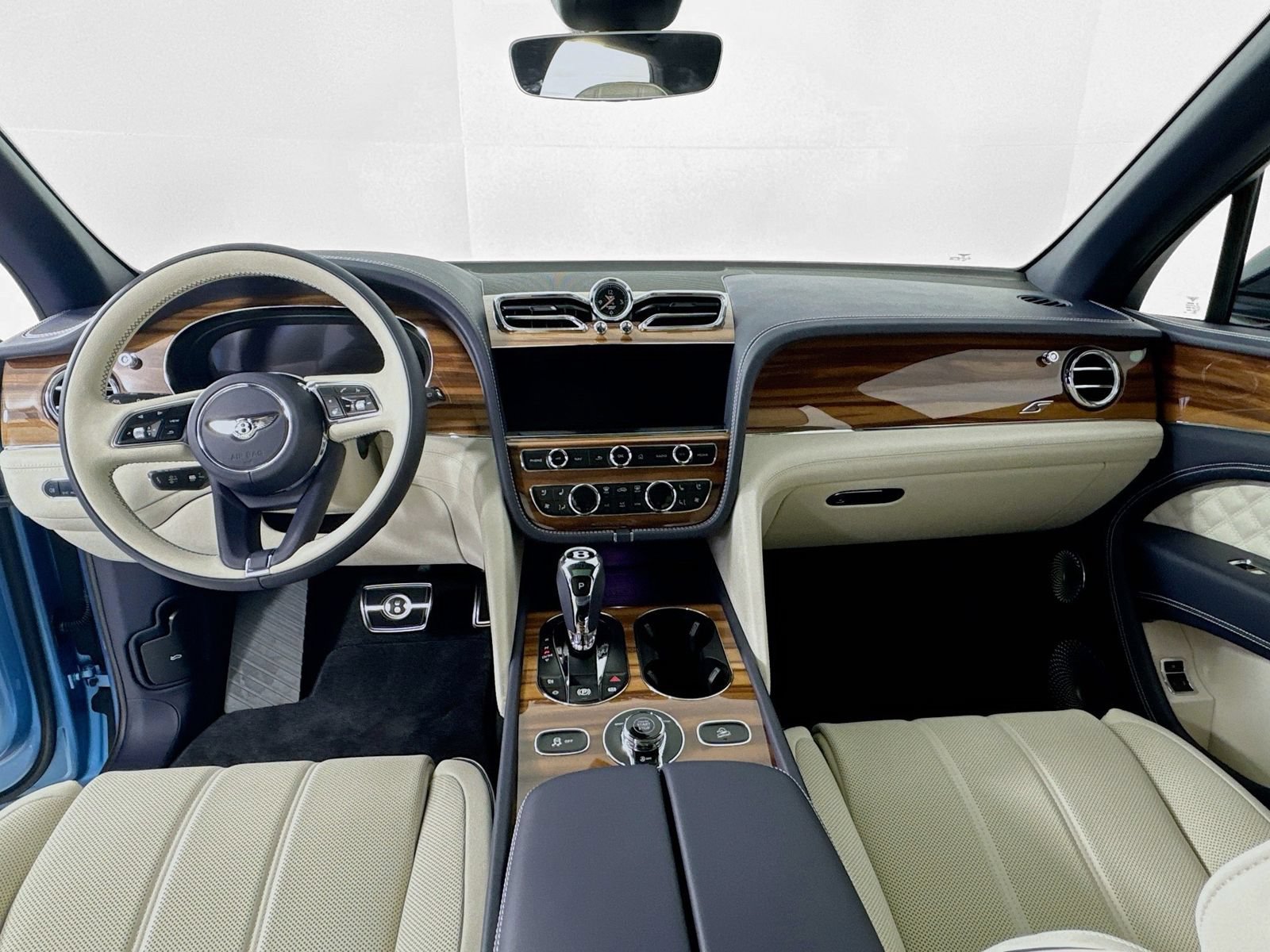 Certified 2025 Bentley Bentayga AWD/4WD image 23
