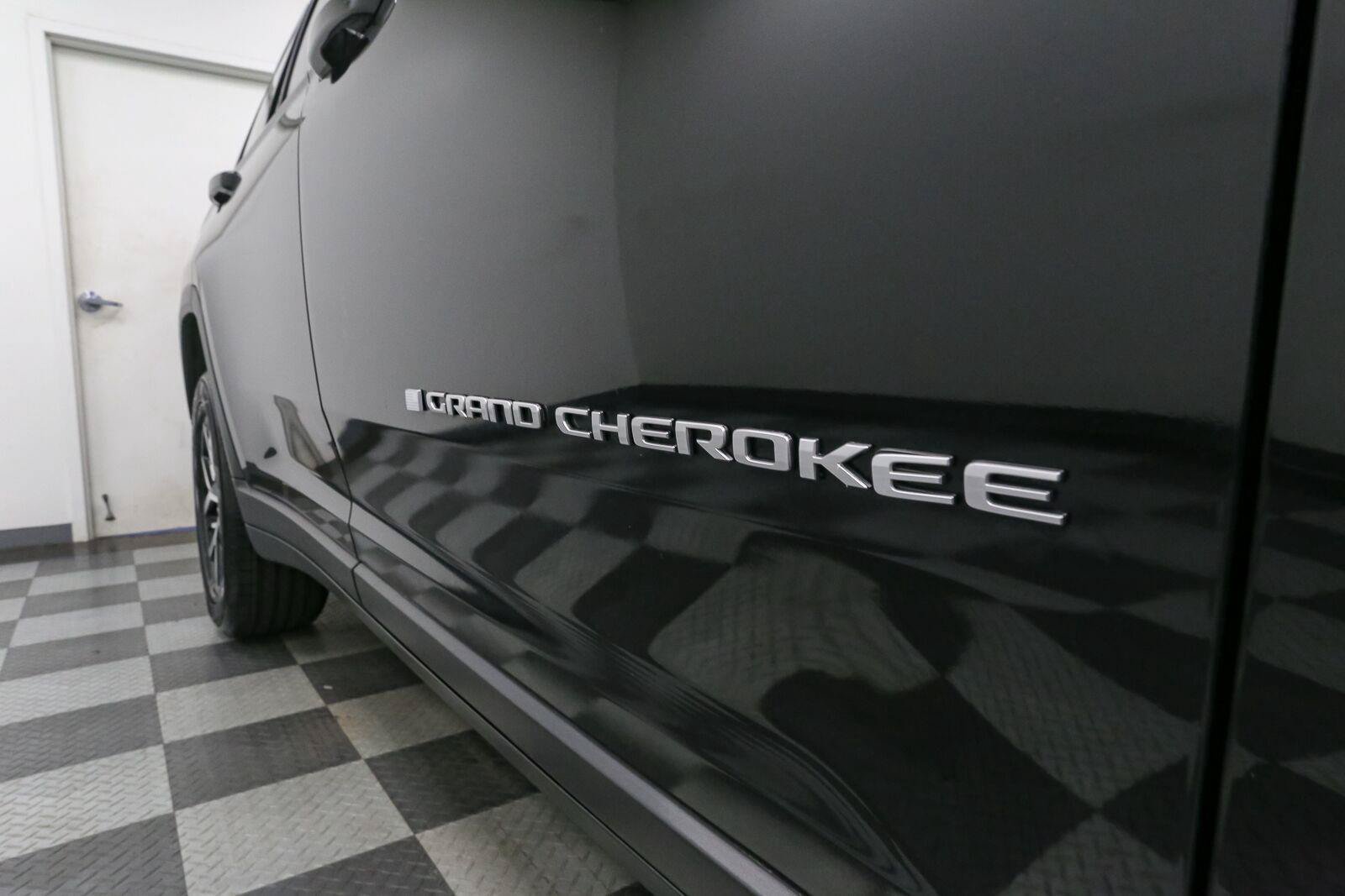 Used 2024 Jeep Grand Cherokee L Limited AWD/4WD image 9