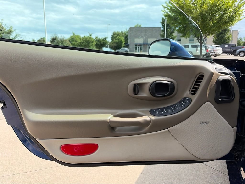 Used 2004 Chevrolet Corvette Convertible w/ Preferred Equipment Group RWD image 29