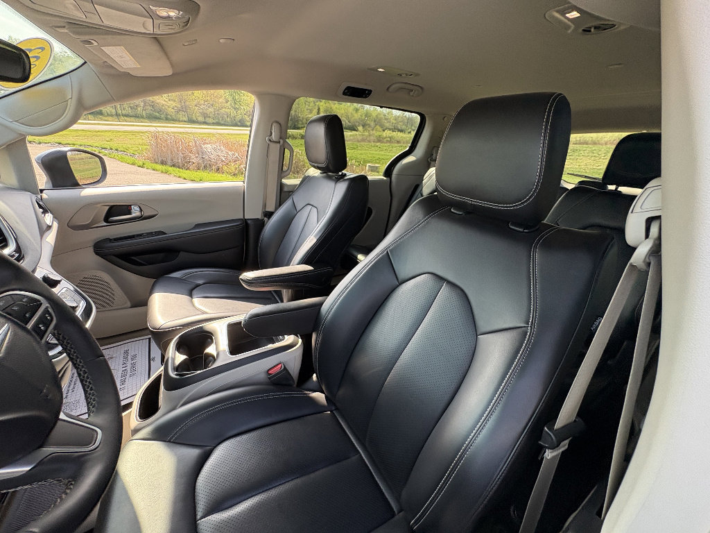 Used 2023 Chrysler Pacifica Touring-L image 32