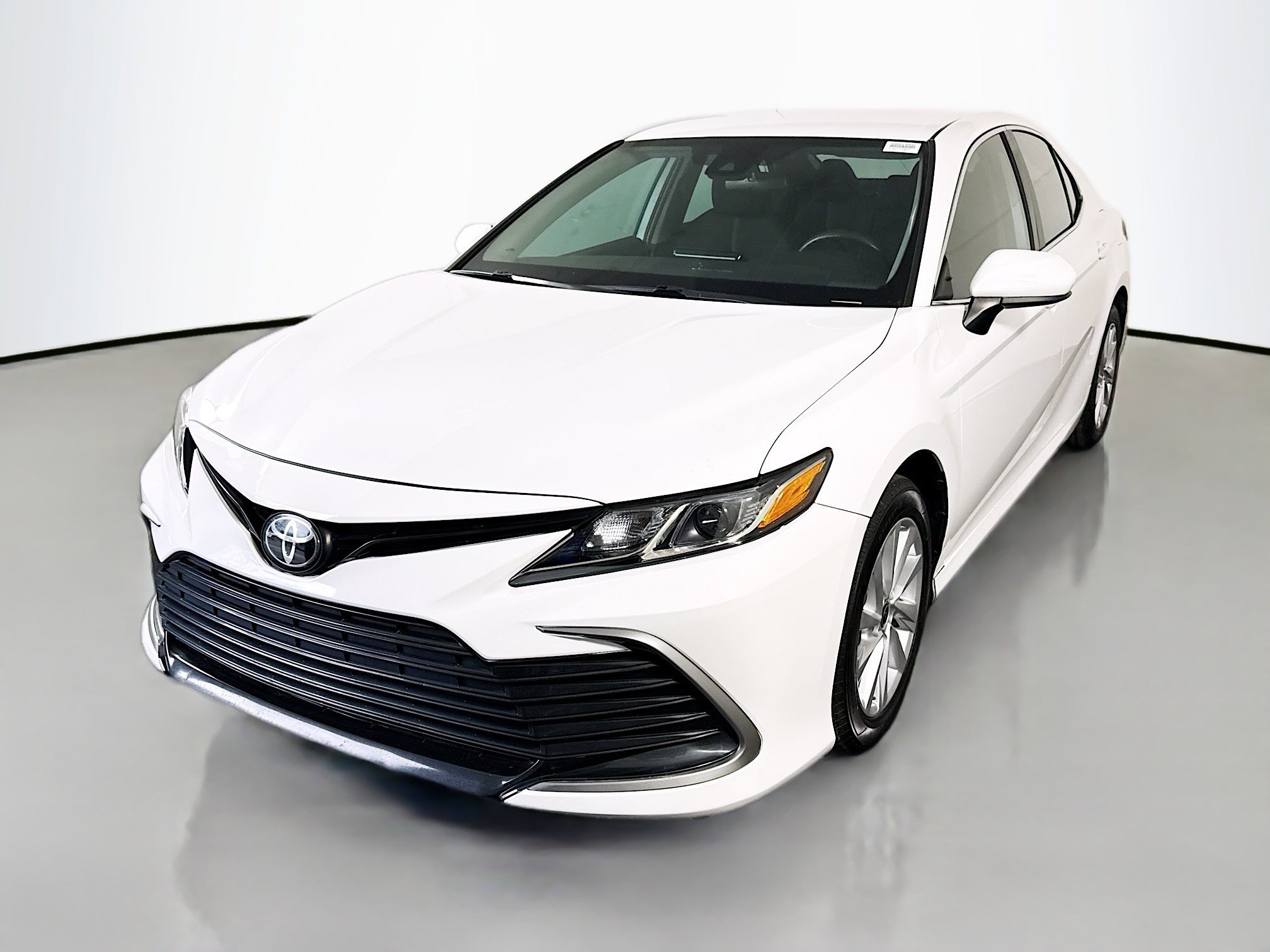 Used 2021 Toyota Camry LE image 4