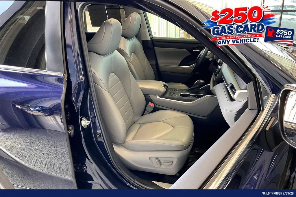 Used 2023 Toyota Highlander XLE AWD/4WD image 7