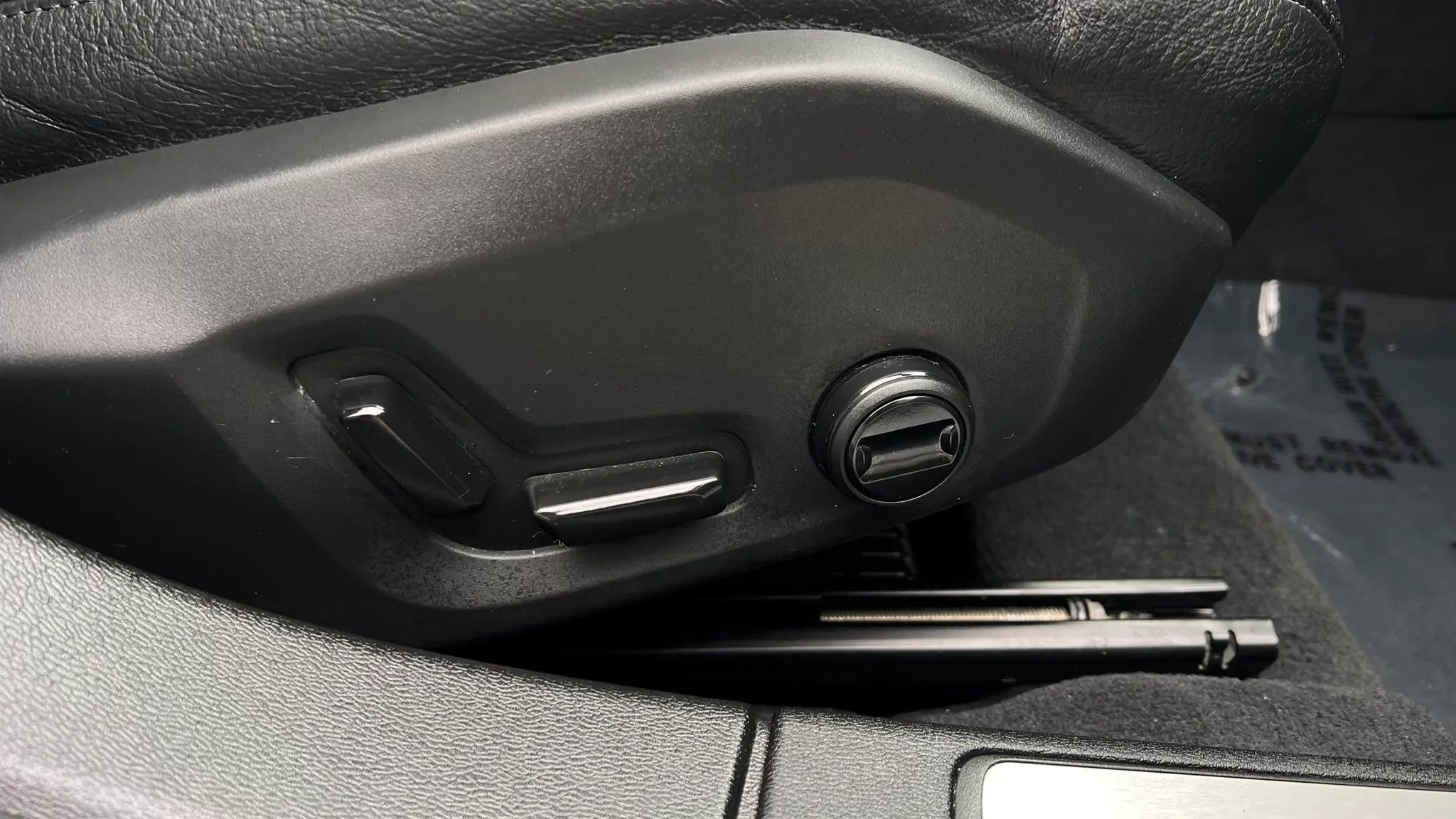 Used 2023 Volvo S60 T8 Plus image 32