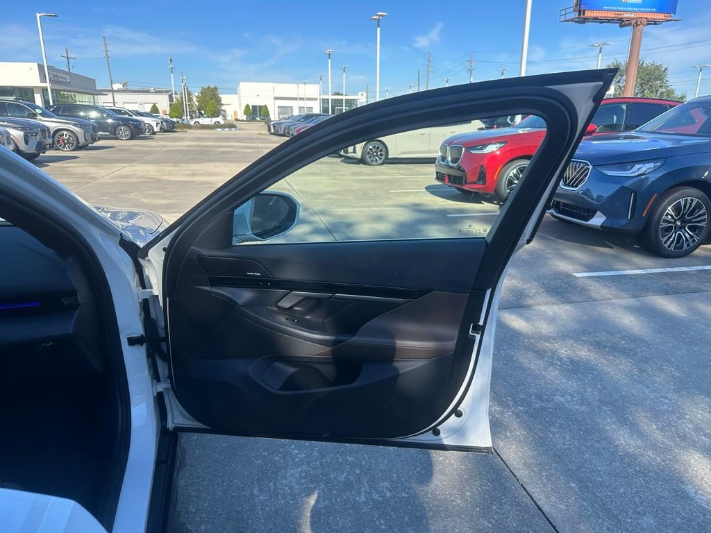 Certified 2025 BMW 530i image 31