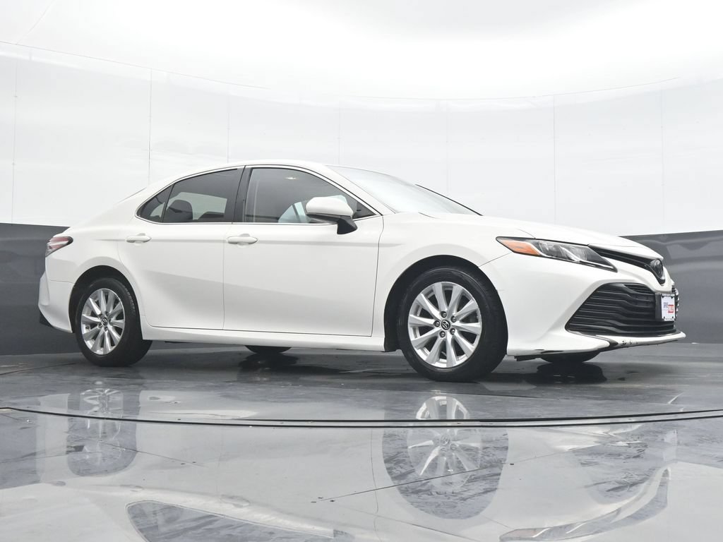 Used 2018 Toyota Camry LE FWD image 33