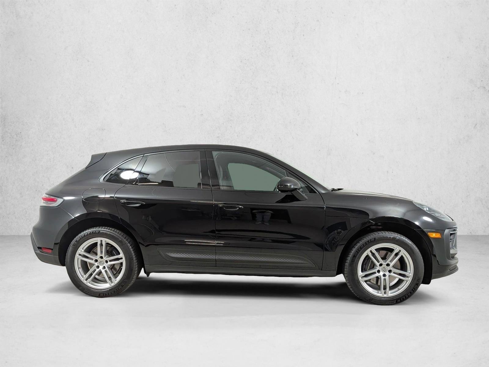 Certified 2025 Porsche Macan AWD/4WD image 8