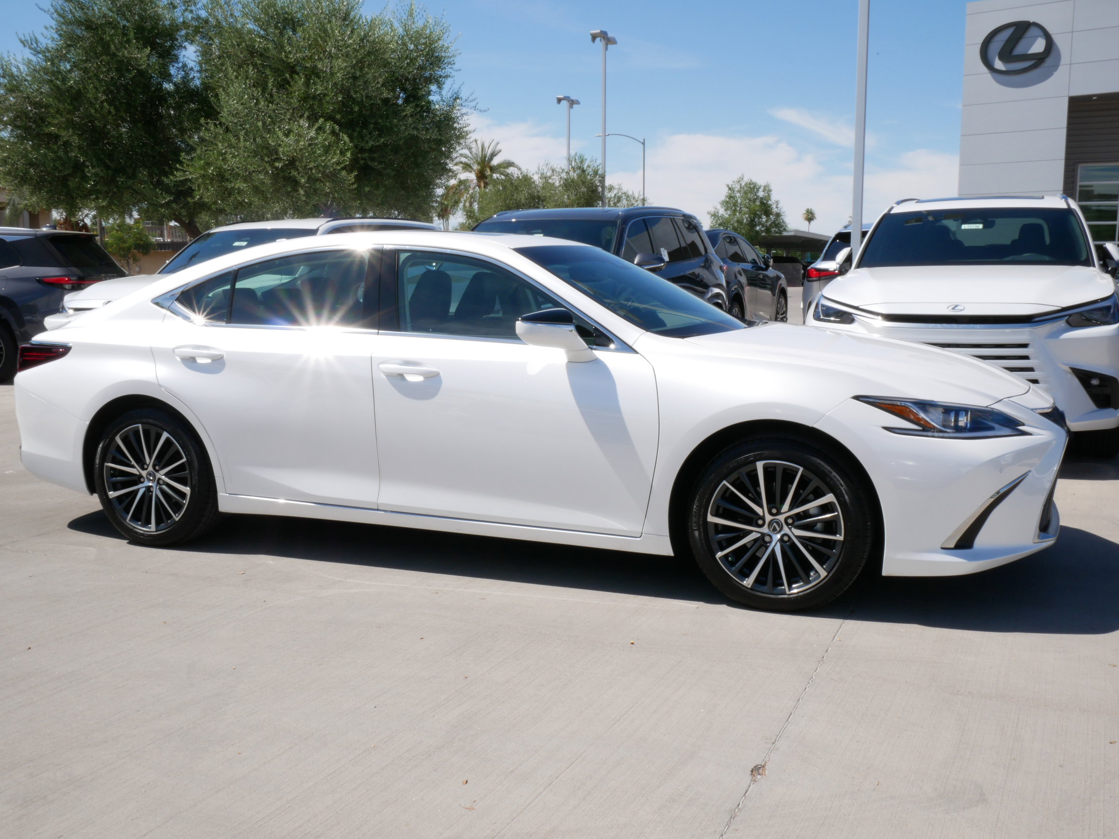 Certified 2025 Lexus ES 300h w/ Premium Package FWD image 15