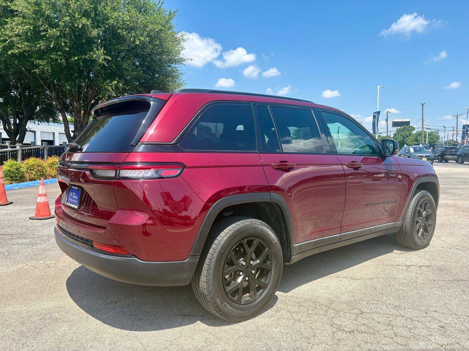 Used 2024 Jeep Grand Cherokee Altitude AWD/4WD image 3