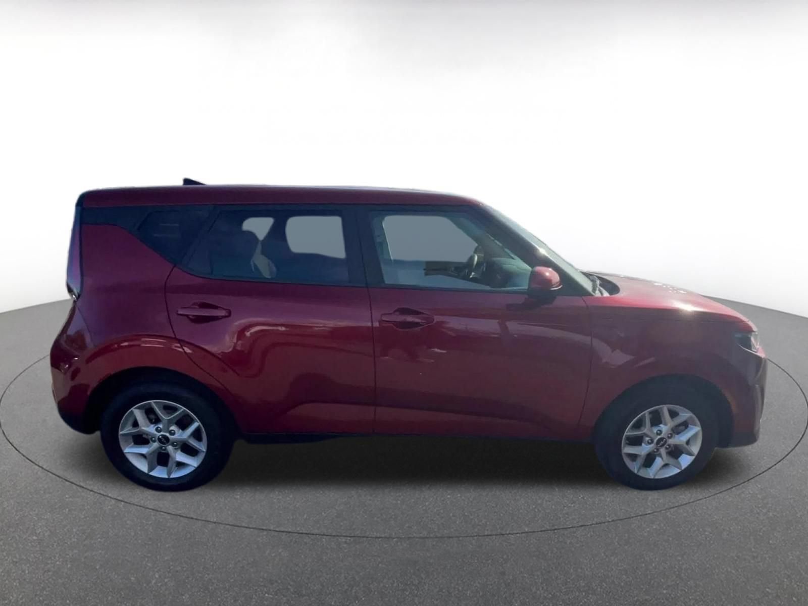 Used 2025 Kia Soul LX w/ LX Technology Package FWD image 16