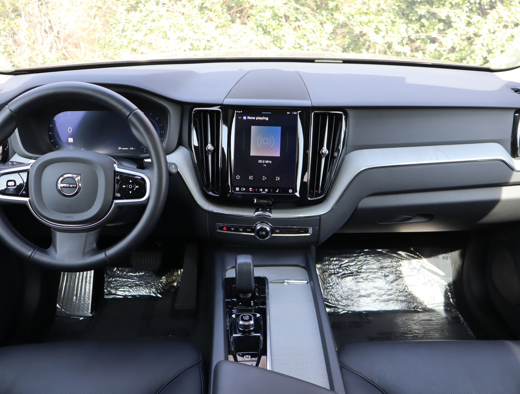 Used 2025 Volvo XC60 B5 Plus image 19