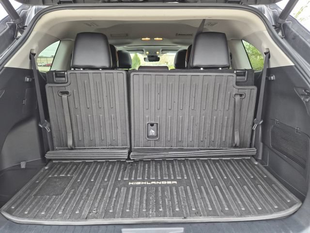 Used 2022 Toyota Highlander XLE AWD/4WD image 11